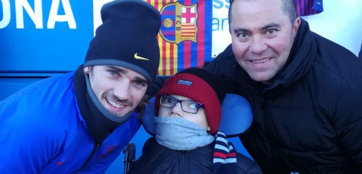 Vint-i-cinc infants i joves amb paràlisi cerebral i pluridiscapacitat gaudeixen de l’entrenament obert del F.C. Barcelona
